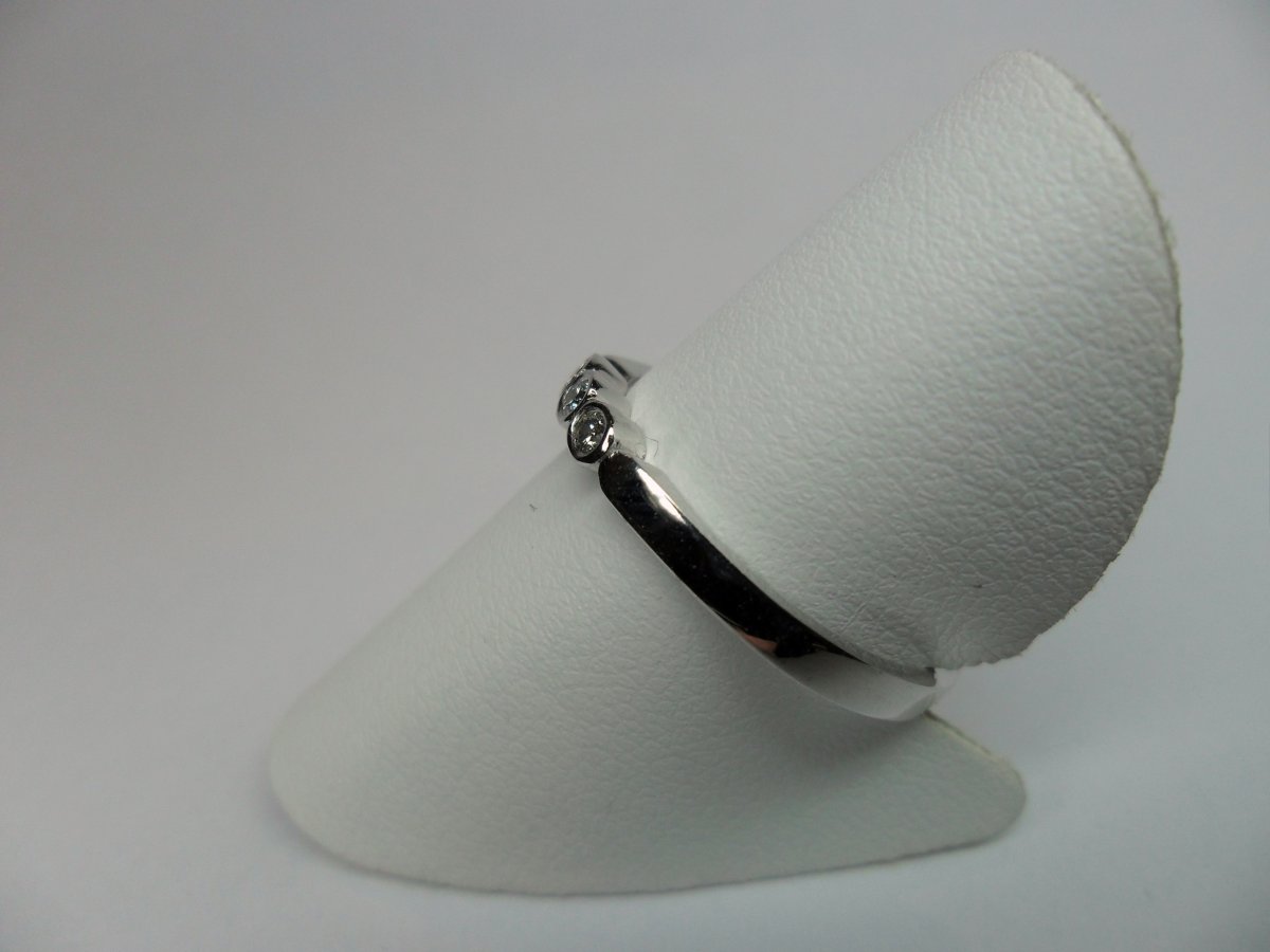Row Ring Small Closed Setting White Gold 3st.